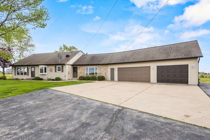 5184 Finger Rd, Green Bay, WI 54311
