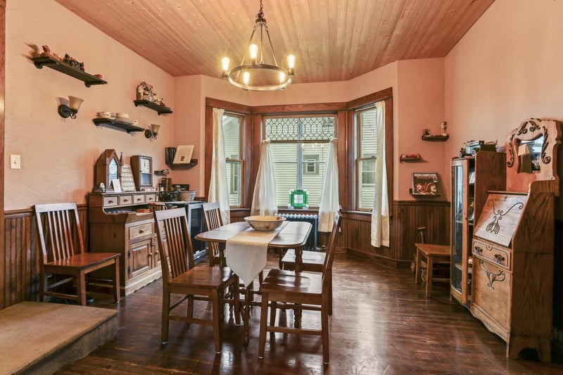 37 6th St, Hilbert, WI 54129