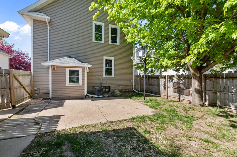 242 14th Ave, Oshkosh, WI 54902