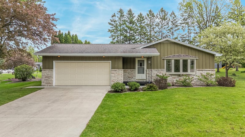 324 Parkway Dr, Brillion, WI 54110