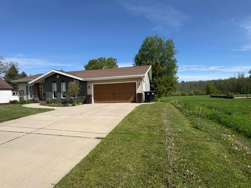 205 Freeborn St, Cecil, WI 54111