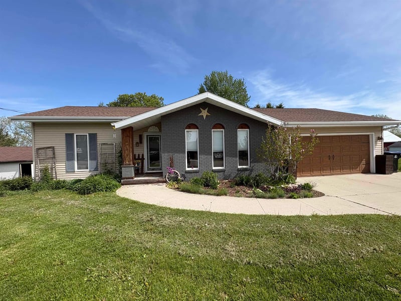 205 Freeborn St, Cecil, WI 54111