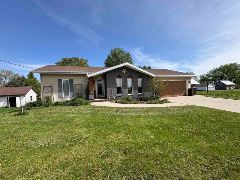 205 Freeborn St, Cecil, WI 54111