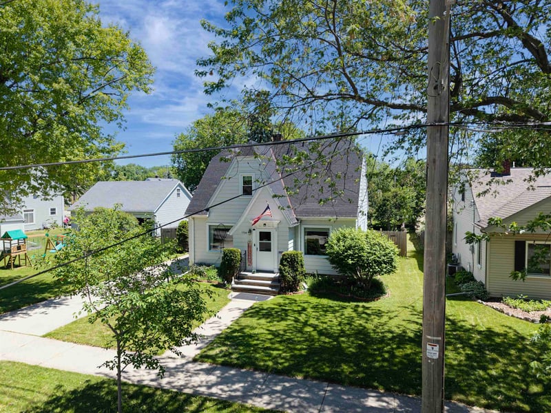 1738 Erb St, Appleton, WI 54911