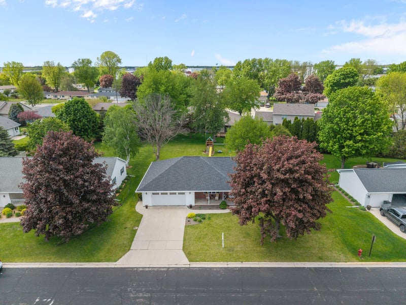 1040 Crestview Dr, Wrightstown, WI 54180