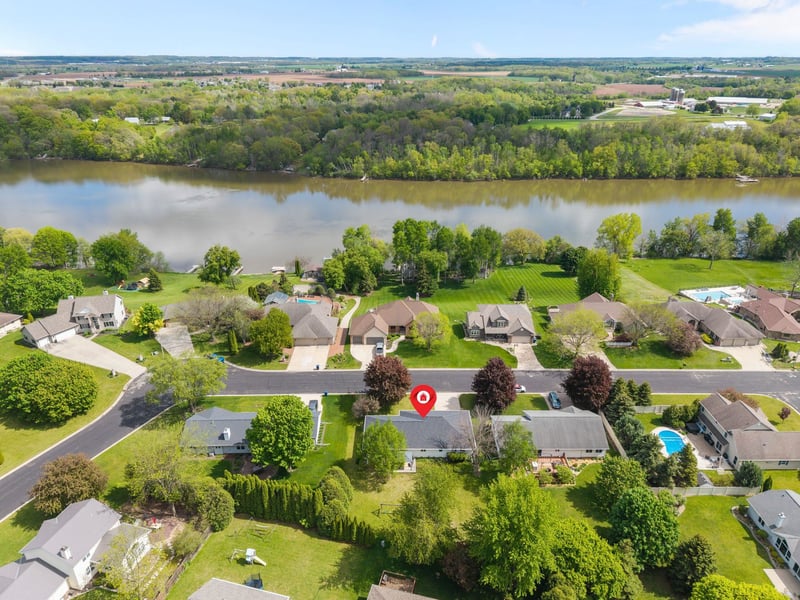 1040 Crestview Dr, Wrightstown, WI 54180