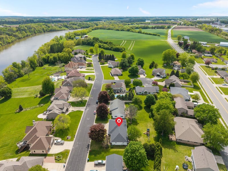 1040 Crestview Dr, Wrightstown, WI 54180