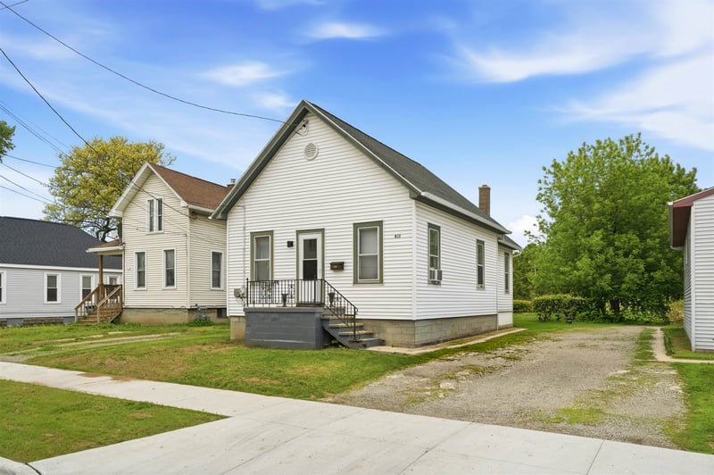 638 Bay Shore Dr, Oshkosh, WI 54901