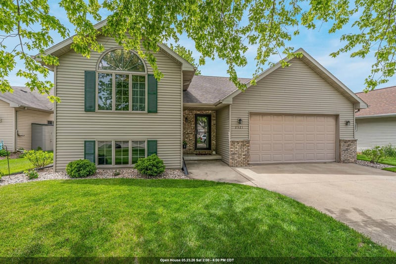 2521 Bishops Ln, Neenah, WI 54956
