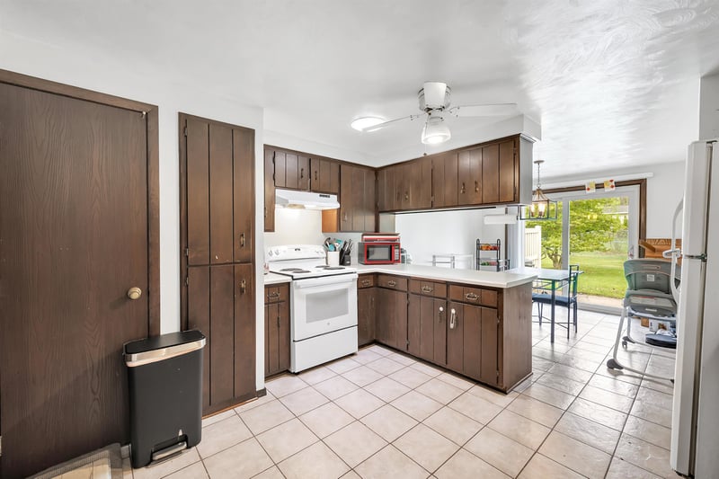1622 Canary Ln, Green Bay, WI 54304