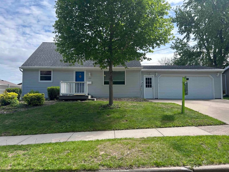 445 Glenview Ave, Combined Locks, WI 54113-1238