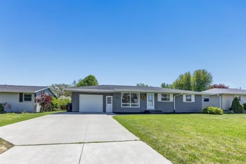 2543 Shade Tree Ln, Green Bay, WI 54313