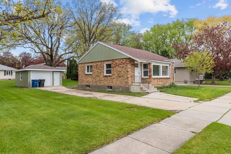 1034 Adams Ave, Oshkosh, WI 54902