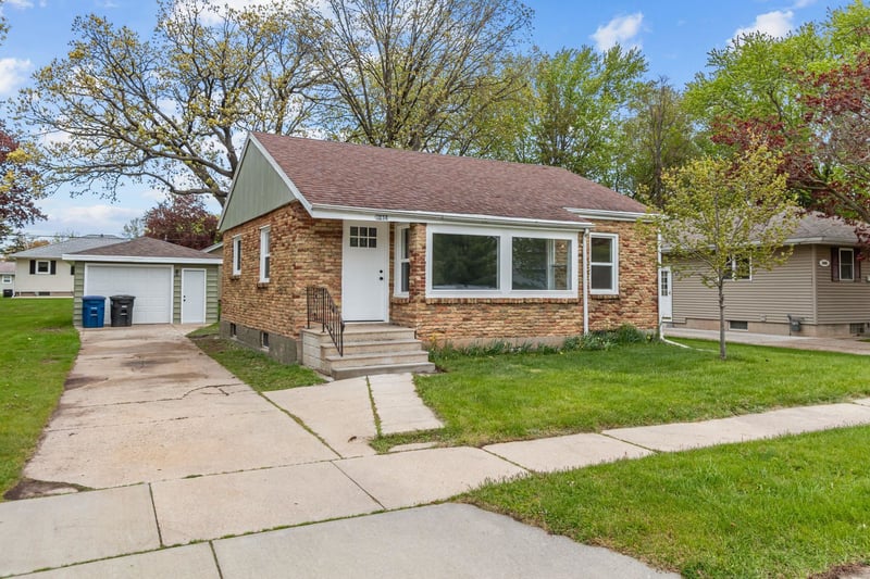 1034 Adams Ave, Oshkosh, WI 54902
