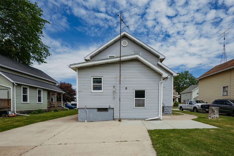 1029 7th Ave, Oshkosh, WI 54902-5735