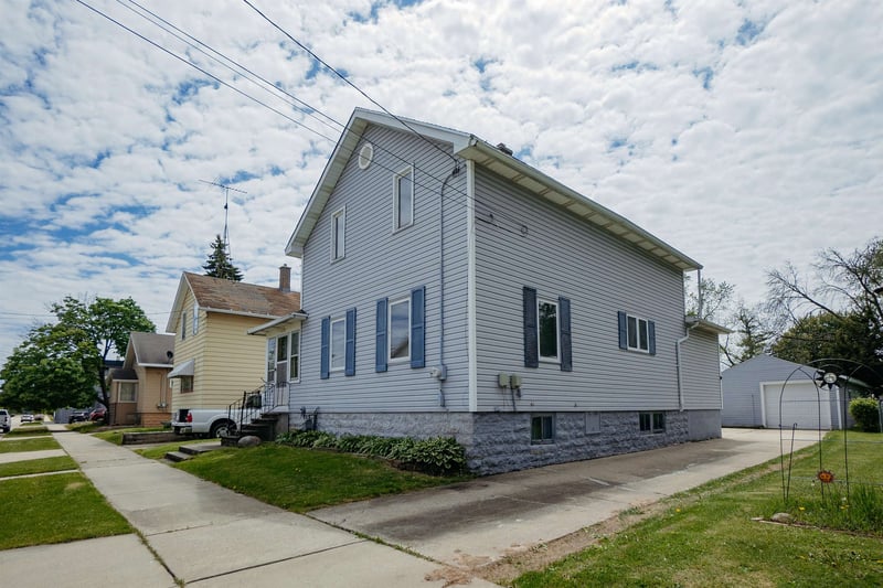 1029 7th Ave, Oshkosh, WI 54902-5735