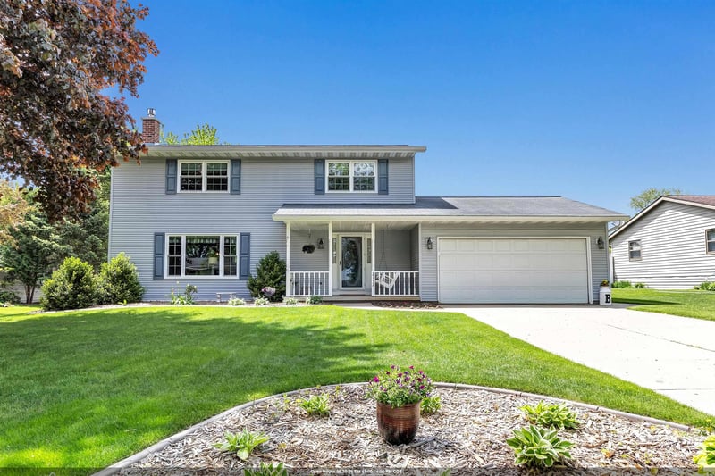 2152 Woodcrest Dr, Green Bay, WI 54304-1833