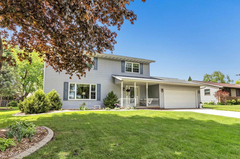 2152 Woodcrest Dr, Green Bay, WI 54304-1833