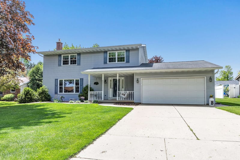 2152 Woodcrest Dr, Green Bay, WI 54304-1833