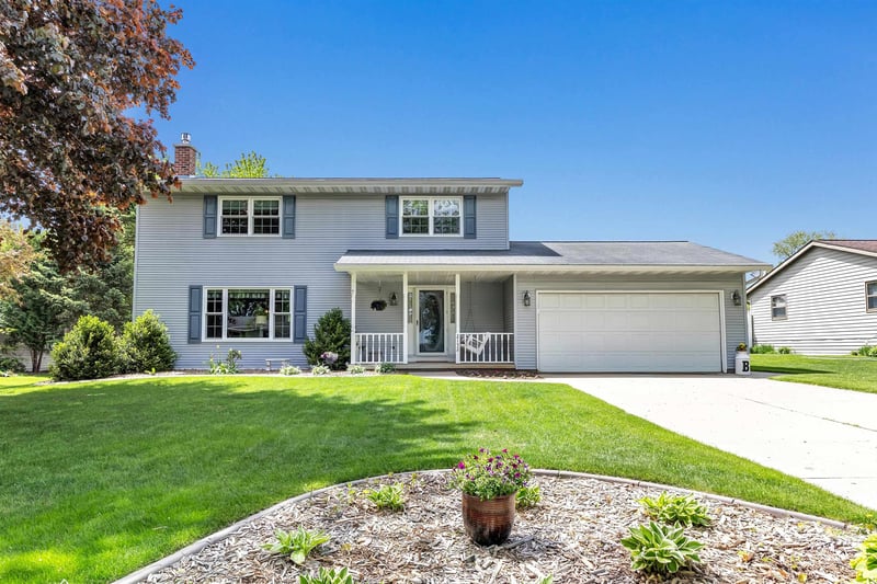 2152 Woodcrest Dr, Green Bay, WI 54304-1833