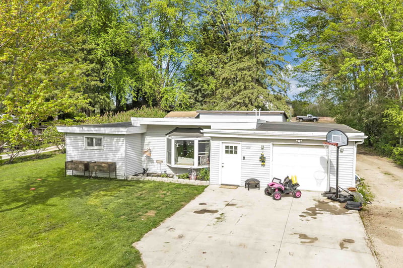 1159 Hobart Dr, Green Bay, WI 54304-1410