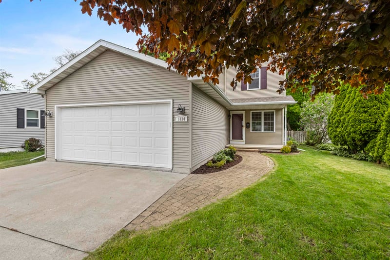1324 Bent Ave, Oshkosh, WI 54901