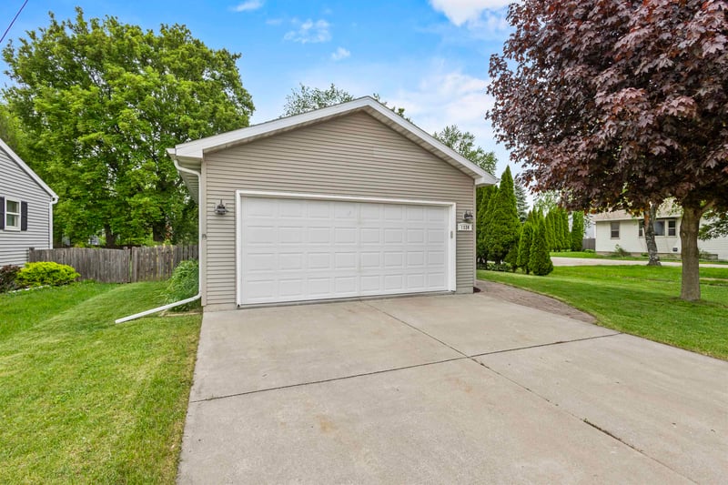 1324 Bent Ave, Oshkosh, WI 54901