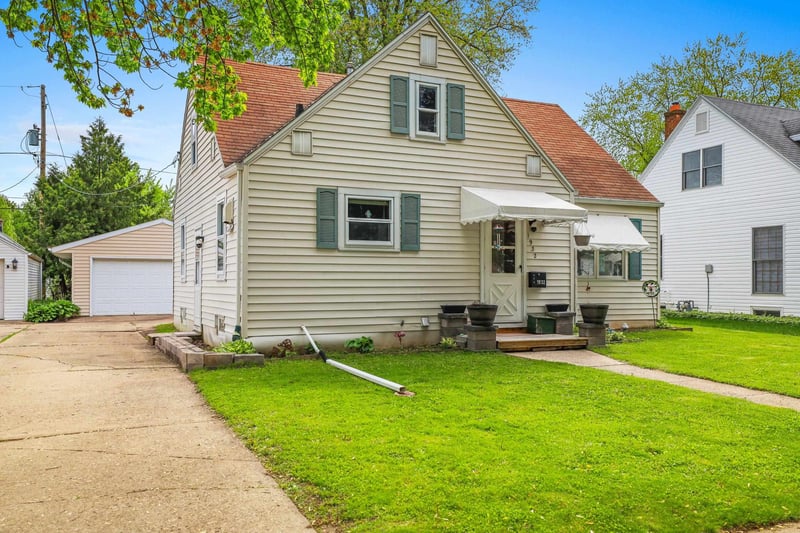 1932 Division St, Appleton, WI 54911
