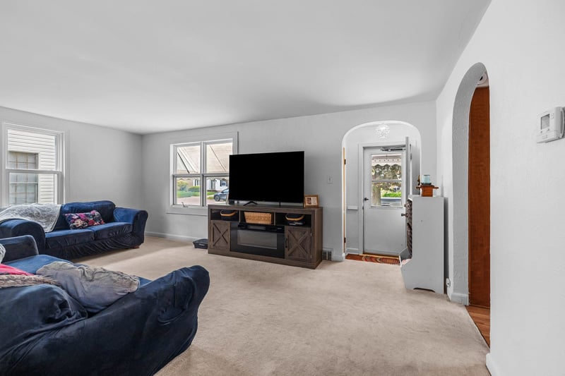 1932 Division St, Appleton, WI 54911