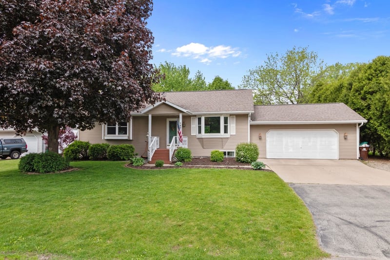 1433 Roselawn Dr, Appleton, WI 54914