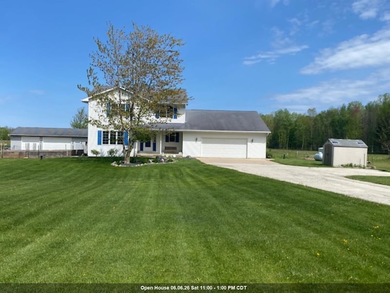 4894 Sandburr Trl, Suamico, WI 54173