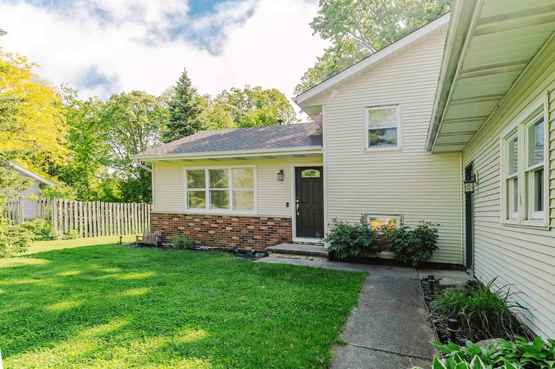 992 Honey Creek Rd, Oshkosh, WI 54904