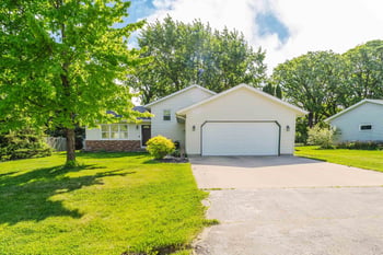 992 Honey Creek Rd, Oshkosh, WI 54904