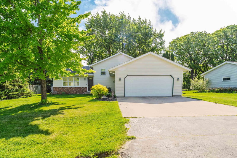 992 Honey Creek Rd, Oshkosh, WI 54904