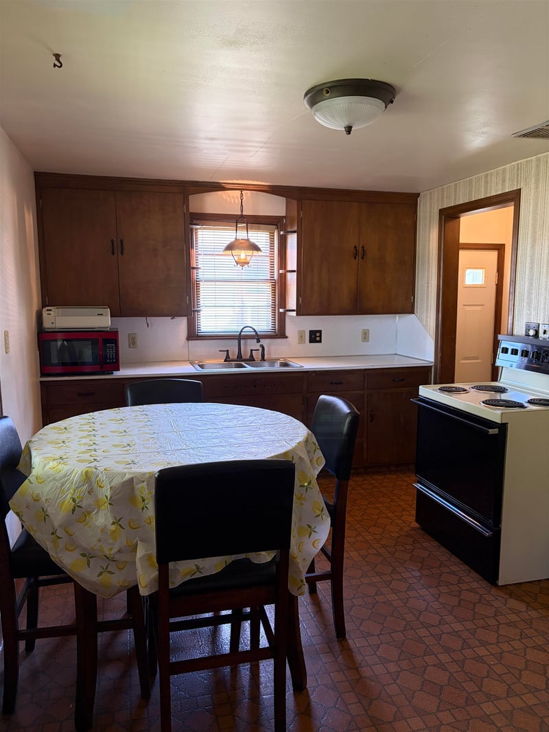 609 School Ct, Menasha, WI 54952