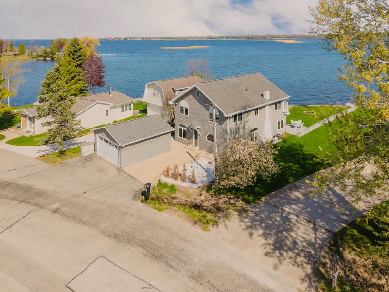 2210 Westwind Rd, Oshkosh, WI 54904-1040