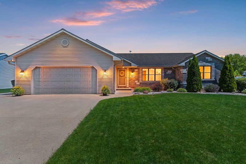 384 Southern Star Ln, De Pere, WI 54115-9376