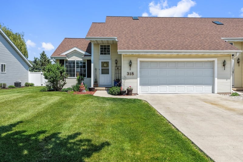 316 Desplaine Rd, De Pere, WI 54115-3749