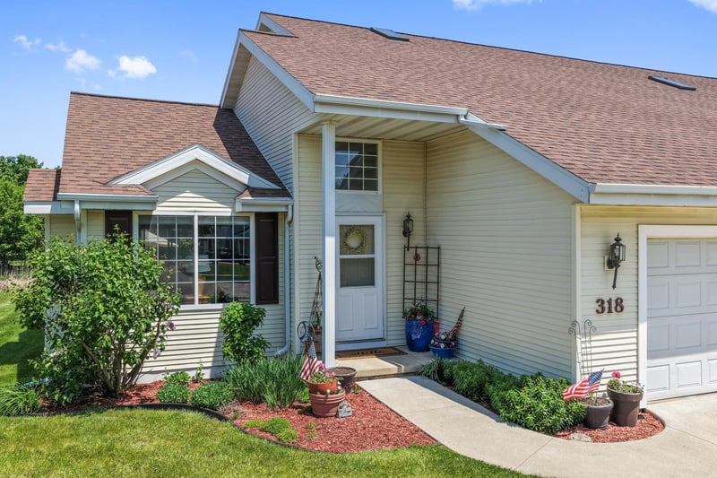 316 Desplaine Rd, De Pere, WI 54115-3749