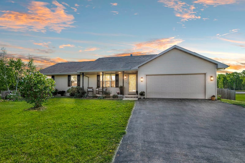 838 Poppy Ln, Little Suamico, WI 54141