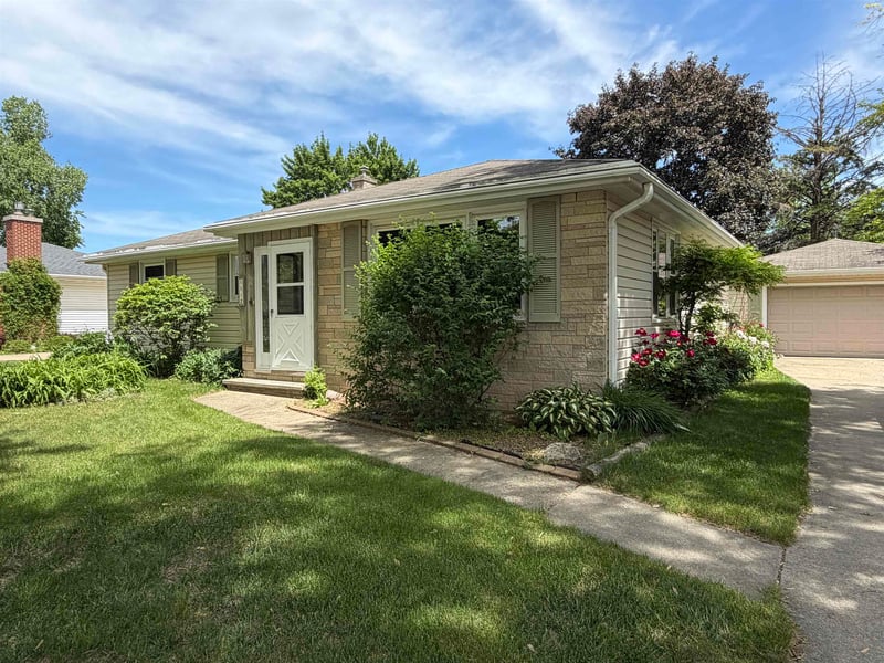 1112 Tullar Rd, Neenah, WI 54956