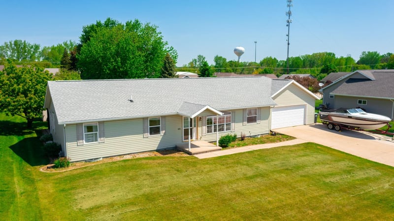 601 Country Breeze Ln, Black Creek, WI 54106
