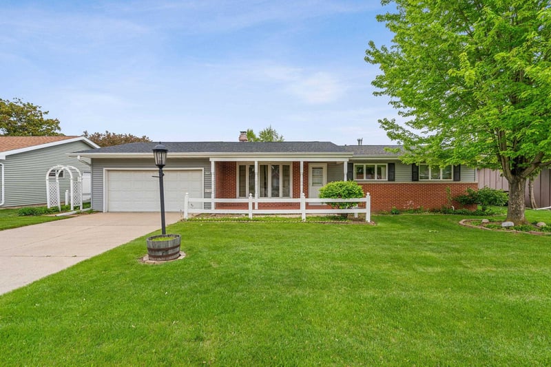 1756 Southland Ave, Oshkosh, WI 54902