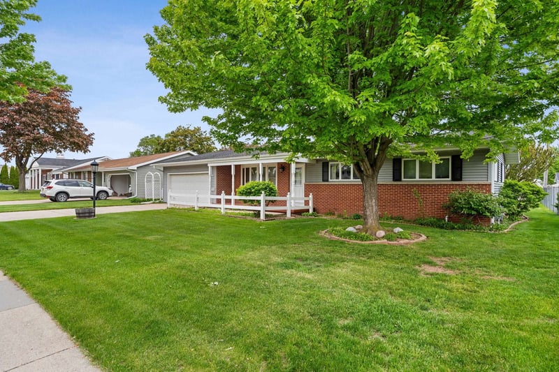 1756 Southland Ave, Oshkosh, WI 54902