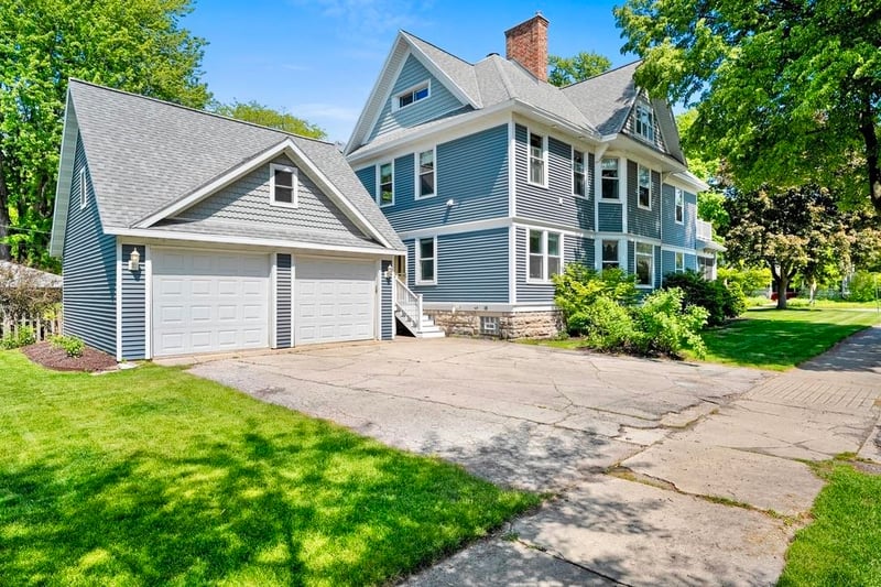 644 Jackson St, Green Bay, WI 54301-3512