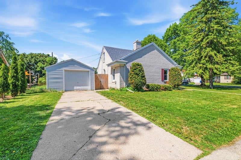 1011 Holzer St, Green Bay, WI 54303-3837