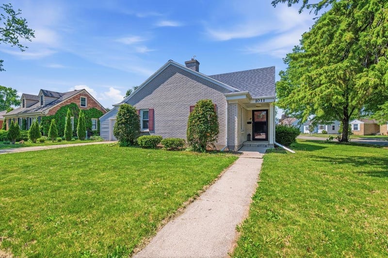 1011 Holzer St, Green Bay, WI 54303-3837