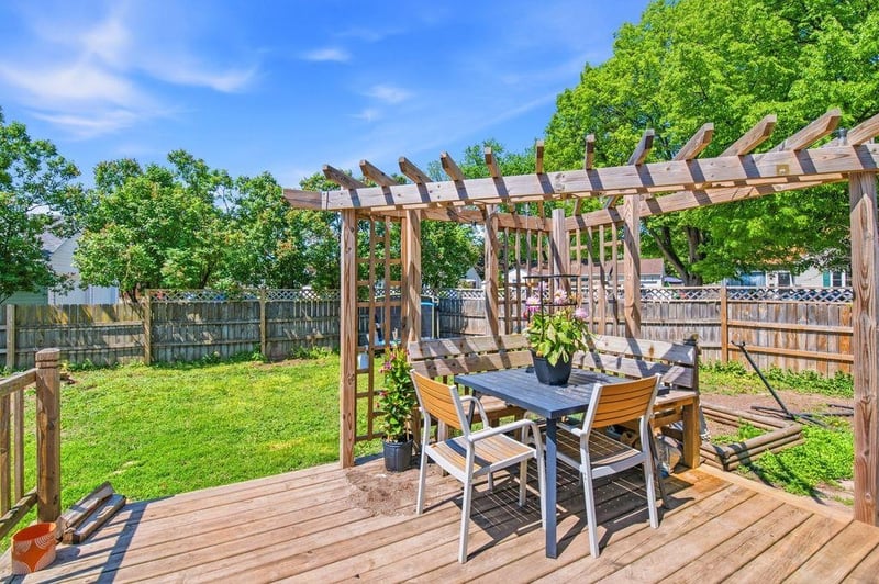 1011 Holzer St, Green Bay, WI 54303-3837