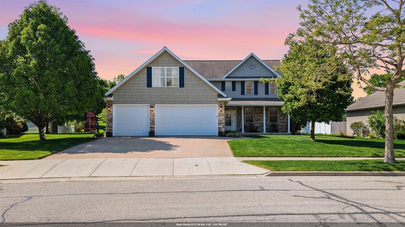 551 Coonen Dr, Combined Locks, WI 54113
