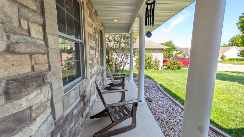 551 Coonen Dr, Combined Locks, WI 54113
